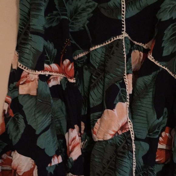 Super cute floral flowy tank - Picture 2 of 5